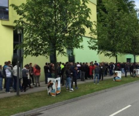 Românii s-au mobilizat pentru votare în Germania. În faţa consulatului României de la Munchen s-au adunat peste 1.000 de persoane