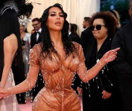 S-a aflat secretul din spatele siluetei şocante a lui Kim Kardashian de la Gala MET. Video în articol