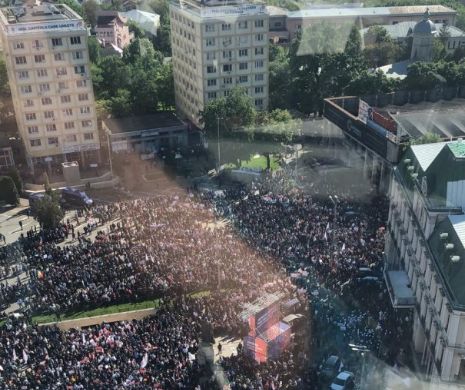 Scandal uriaş la mitingul organizat de PSD la Iaşi. Câteva sute de protestatari anti-PSD au ieşit în stradă pentru o contra manifestaţie