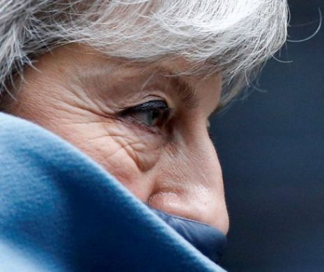 Theresa May – prinsă între două catastrofe. Și cu ea, trei