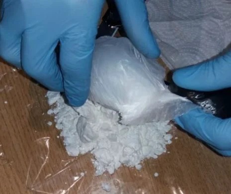 Traficanți de amfetamină și canabis prinși la Reșița. Rețeaua deschisese trei ”magazine” de droguri