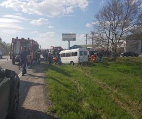 TRAGEDIE cu ZECI de tineri. Un microbuz din Beiuș, accident frontal cu un camion. O tânără de 16 ani a MURIT