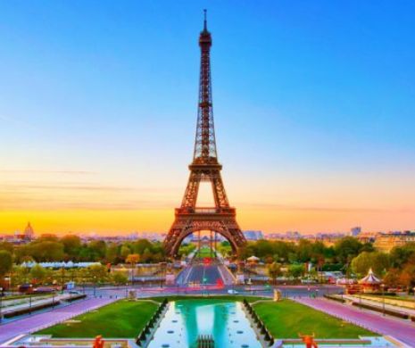 Turnul Eiffel, interzis turiștilor. Un individ încearcă să escaladeze bijuteria Parisului