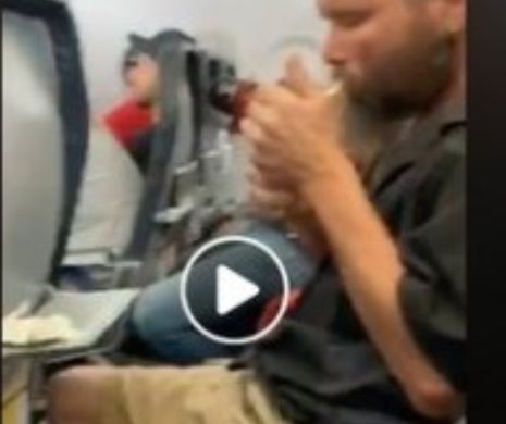 Un pasager aprinde o ţigară în avion, ca şi cum n-ar fi fost nimic grav. Reacţia steward-ului: Video în articol