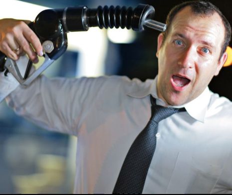 La Tribune: Pe burse, petrolul s-a prăbușit! Ce se întâmplă cu prețul la pompă?