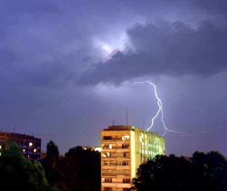 Vestul României lovit de o furtună violentă. 15.000 de persoane au rămas fără curent electric
