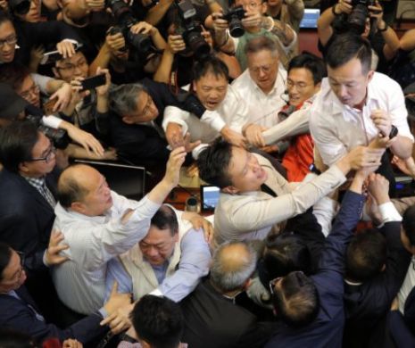 Violenţe în Parlamentul din Hong Kong. Un deputat, scos pe targă.