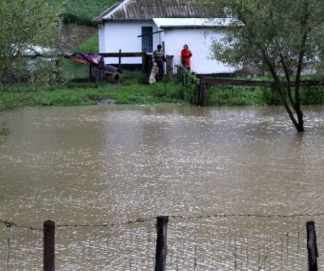 Vremea a făcut ravagii în România. Drum național, blocat din cauza aluviunilor