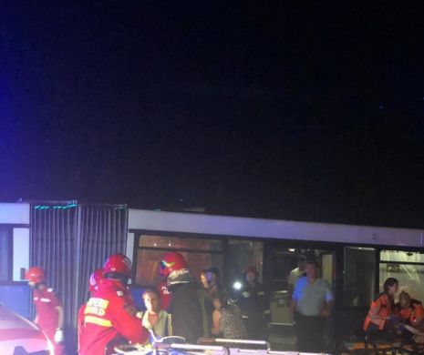 Accident cu 11 victime în Arad, toți călători ai unui autobuz care s-a izbit de un autotractor