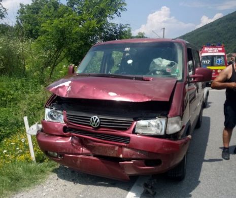 Accident cu două microbuze și un autoturism la Topleț