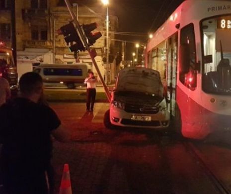 Accident cu mașina Poliției Militare și un tramvai Armonia