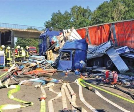 Accident grav: Un șofer român de TIR a zburat cu cabina direct pe carosabil