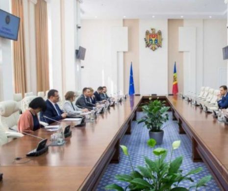 Ajutor nesperat pentru Republica Moldova. Estul și Vestul promit Chișinăului deblocarea finanțării europene