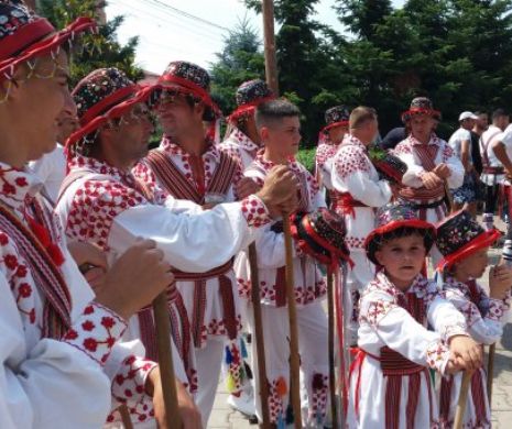 Cetele Rusaliilor din Vlașca. Cine mai crede azi în Vătafi, Muți și descântecul usturoiului