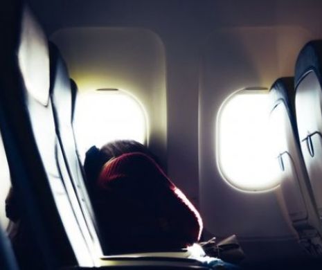 Coşmar! Uitată în avion, o pasageră adormită se trezeşte singură, în frig şi întuneric. O lanternă poate face minuni