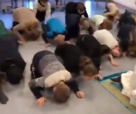 Imaginile cu elevii învățați să facă rugăciunea islamică şi să cânte imnul „Allahu Akbar” au provocat un scandal uriaş. Video în articol