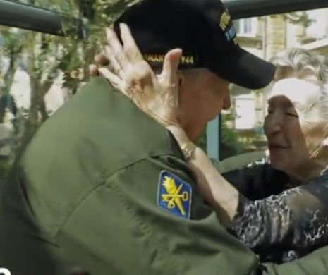 Încă o dovadă că prima iubire nu se uită! După 75 de ani, un veteran american îşi ţine în brate marea iubire. Video impresionant în articol