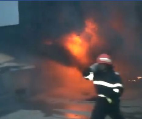 Incendiu de proporții la un bloc din Giurgiu. Pompierii și medicii au intervenit rapid