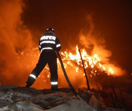 Incendiu devastator în Vrancea. Cel puțin nouă mașini au ars complet