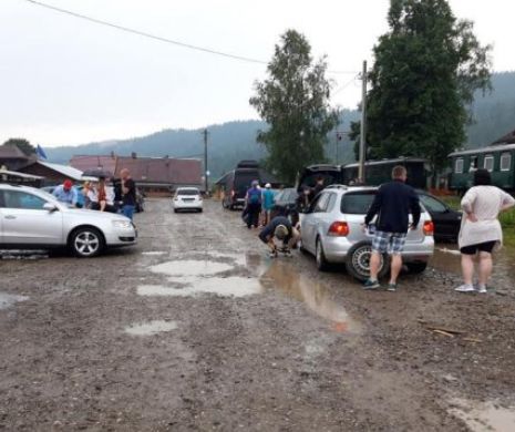 Incident grav la Suceava. 300 de turiști au fost terorizați de un psihopat care a intrat cu mașina pe calea ferată