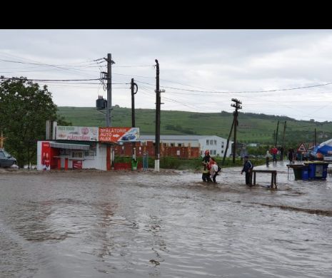 Inundații în Piatra-Neamț. Pompier la muncă, înconjurat de 7 spectatori