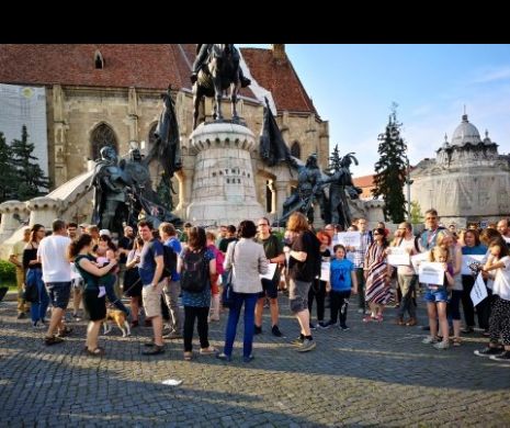 Marș al solidarității interetnice la Cluj-Napoca. Sute de persoane au manifestat împotriva  evenimentelor din Valea Uzului