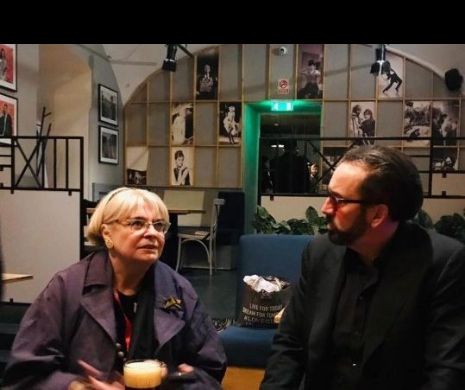 O cafea „vorbită” între doi vechi prieteni. Nicolas Cage şi Margareta Nistor la o cafenea din centrul Clujului