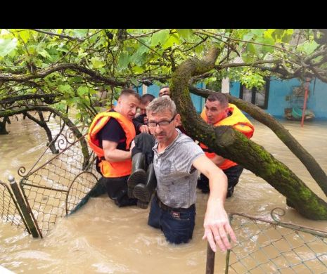 Oameni disperați în Timiș. O viitură le-a inundat casele și gospodăriile. Foto
