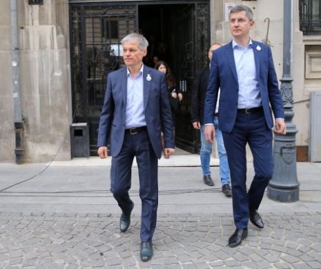 Pentru Barna și Cioloș gazele franțuzești ale lui Macron sunt mai parfumate decât cele românești