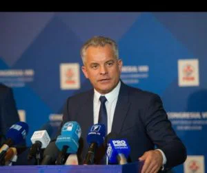 Război pe două fronturi. Plahotniuc amenință cu revenirea, Guvernul dezminte tergiversările