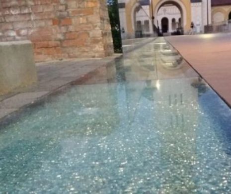 Podul de sticlă din Cetatea Alba Iulia a crăpat