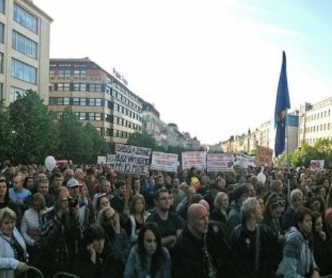 Proteste de amploare la Praga. 250.000 de manifestanţi au cerut demisia premierului Cehiei