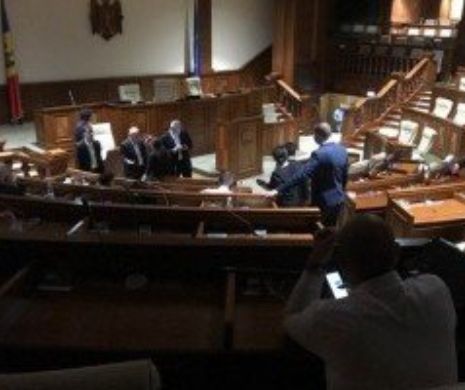 Ședință tensionată în parlamentul de la Chișinău. Sala este în întuneric. Se acuză lovituri de stat