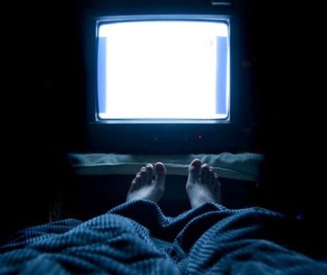 Somnul cu televizorul aprins. Acest obicei poate afecta grav sănătatea