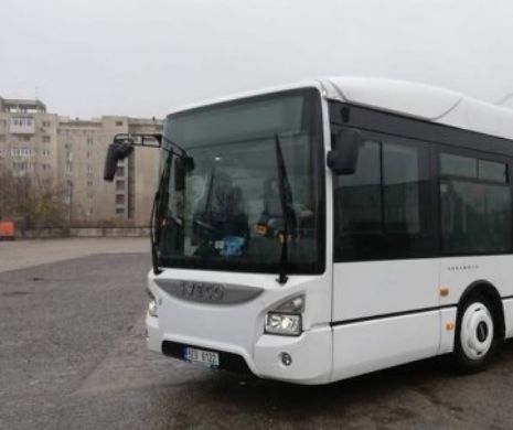 Un bețiv din Oradea a vandalizat un autobuz în plină stradă
