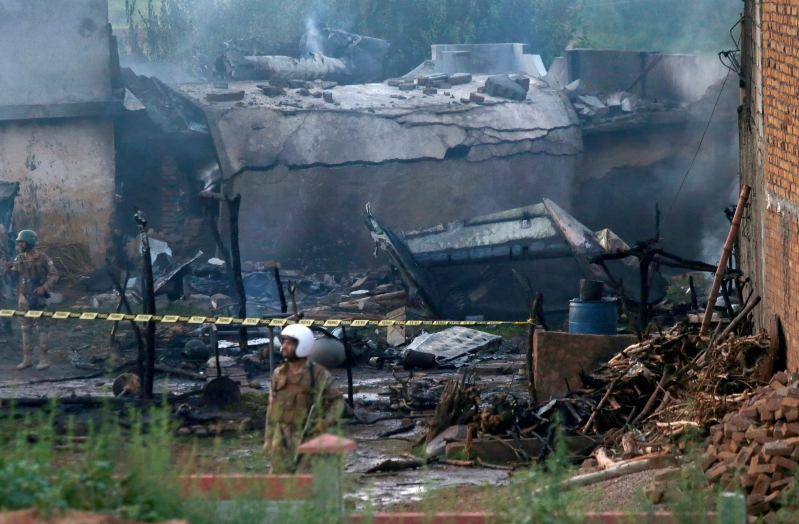 Catastrofă aeriană. Șaptesprezece persoane au murit în momentul în care un  avion militar s-a prăbușit într-o zonă rezidențială