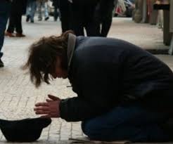 Un român, fără picior, obligat să cerșească pe străzile din Barcelona