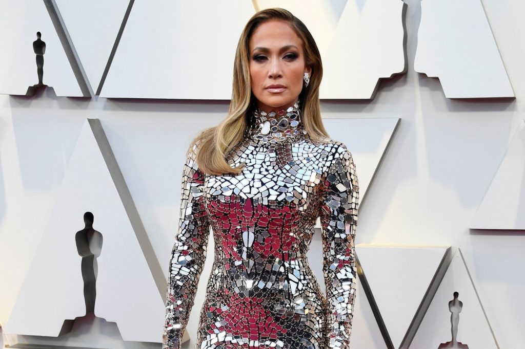 Cum arată Jennifer Lopez la 50 de ani… Era firesc să primească un astfel de cadou