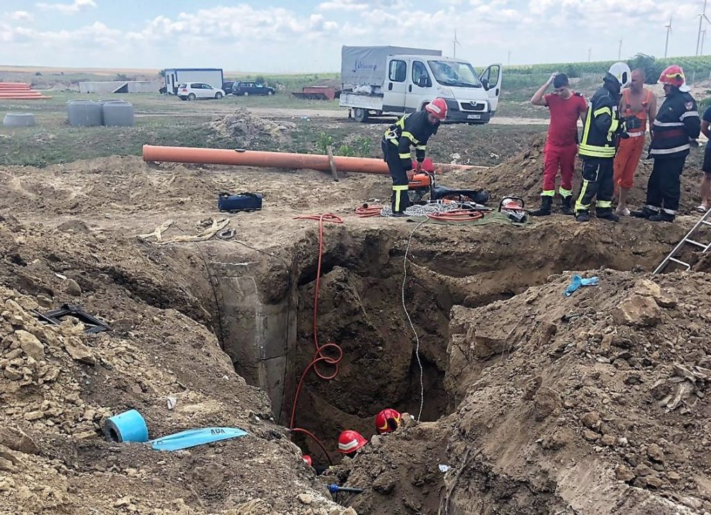 Intervenție dramatică pentru salvarea unui muncitor prins sub un mal de pământ, la Constanța