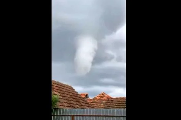 Alertă la Arad! A fost surprinsă o tornadă! VIDEO