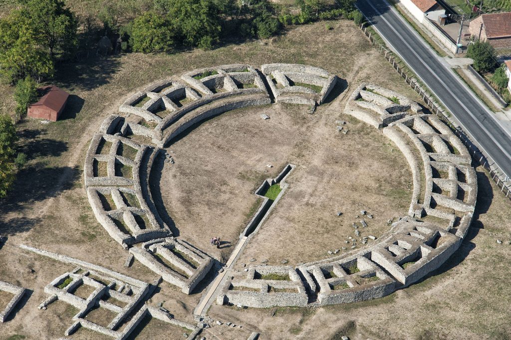 Amfiteatrul în care se luptau gladiatorii la Ulpia Traiana Sarmizegetusa va fi restaurat