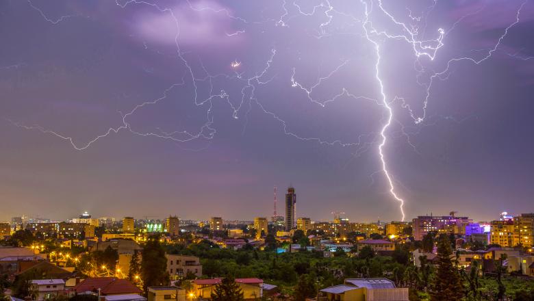 METEO. Luna august începe cu ploi şi furtuni aproape în toată ţara