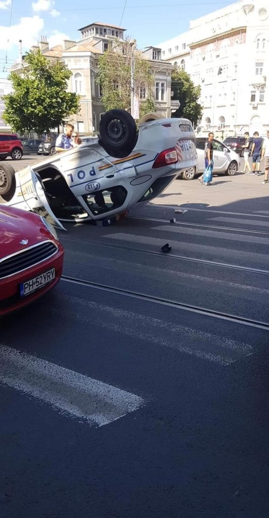 Accident incredibil în Bucureşti. Mașină de Poliție răsturnată
