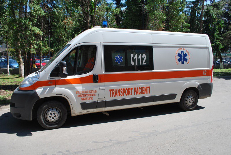 Ambulanţier din Olt, pus sub control judiciar. A luat bani fără să meargă la muncă
