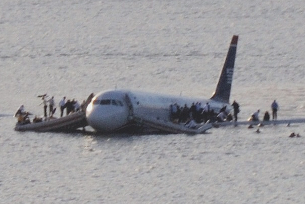 Tragedie aviatică. Un avion s-a prăbușit într-un râu. Nouă persoane au murit