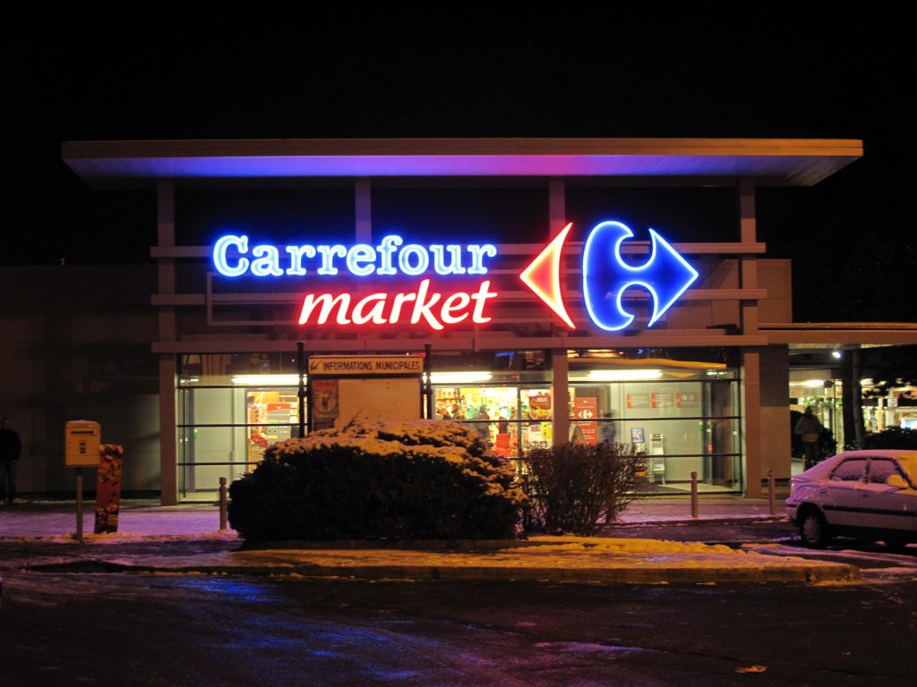 Salariul unui casier în supermarketurile Carrefour înainte de casele self-pay