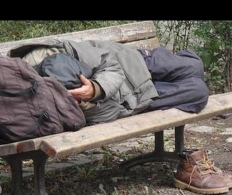 De necrezut. Persoană fără adăpost amendată pentru că dormea în stradă