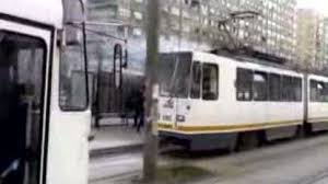Panică în Capitală. Un tramvai cu zeci de călători la bord a luat foc în mers