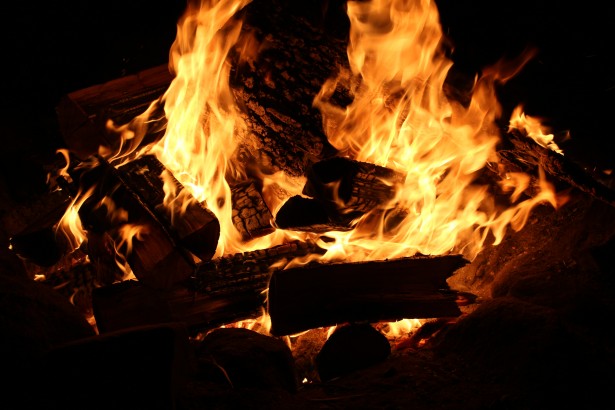 Tabăra de vara în flăcări! Patru copii au murit