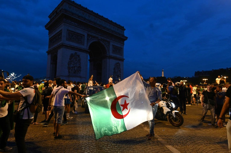 Macron vrea să conducă Europa, dar nu e în stare să stăpânească algerienii din Franța